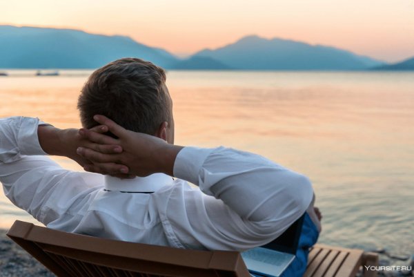 Парочка на берегу моря