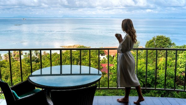 Блондинка на берегу моря со спины