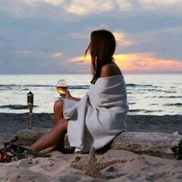 Девушка на берегу моря