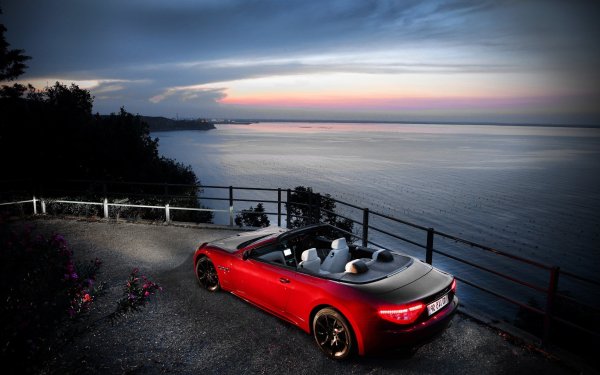 Машина едет по дороге