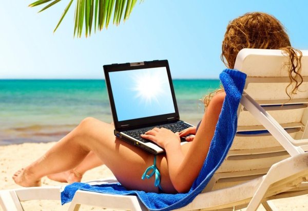 С ноутбуком на пляже