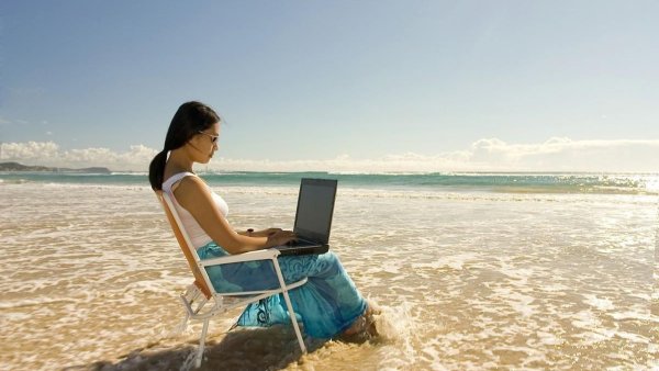 Девушка с ноутбуком на море