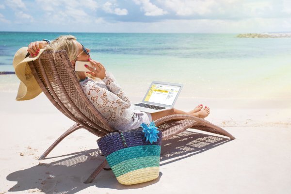 С ноутом на пляже