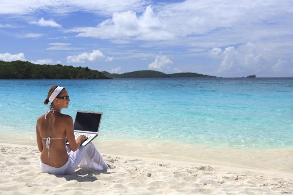 Девушка с ноутбуком на пляже