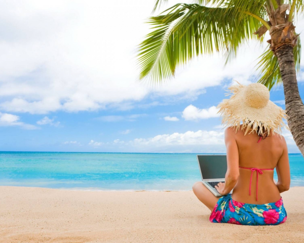 Человек с ноутбуком на море