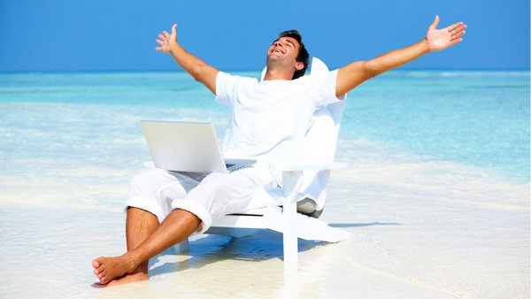 Мужчина с ноутбуком на море