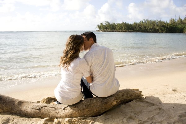 Мужчина и женщина на море