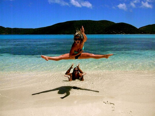 Веселая девушка на море