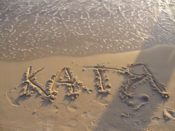 Надпись Катя на песке