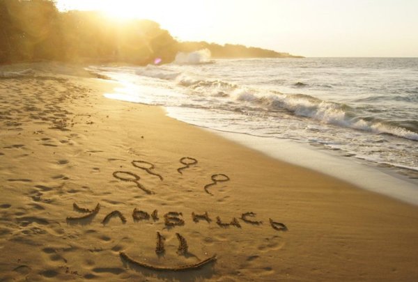 Девочка бежит к морю