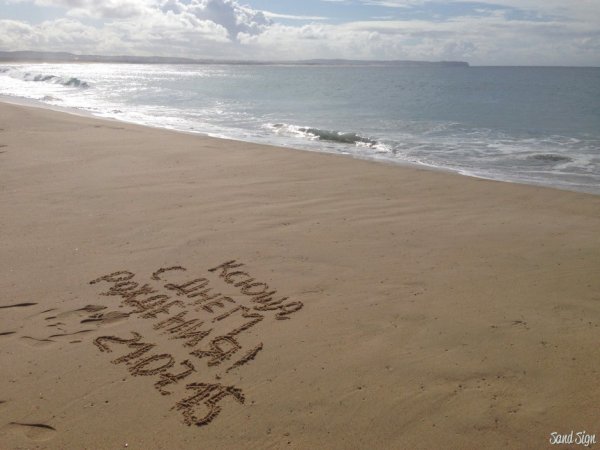 Девушка прыгает в море