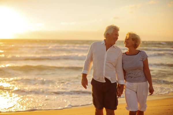 Пожилые люди на море