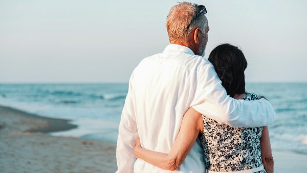 Пожилая пара со спины