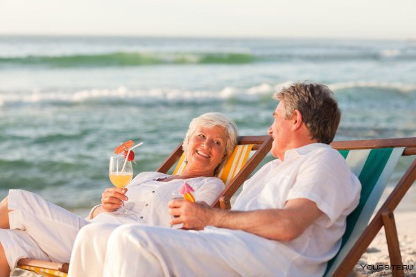 Пожилые люди на море