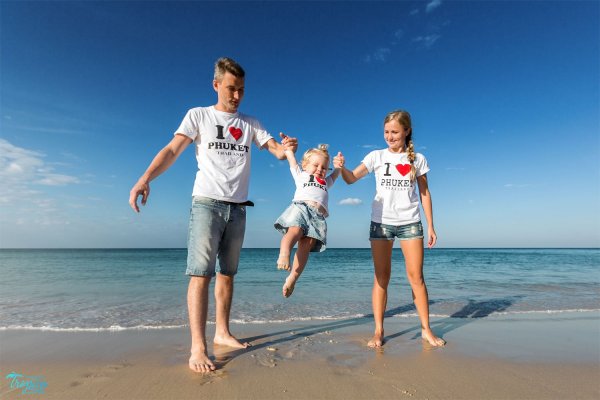 Счастливая семья на море