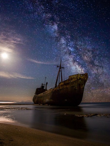 Корабль в ночном море