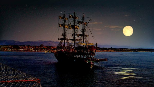 Корабль в ночном море