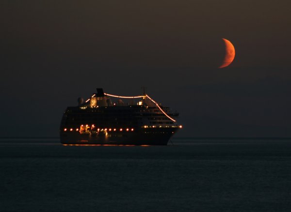 Луна и море фото