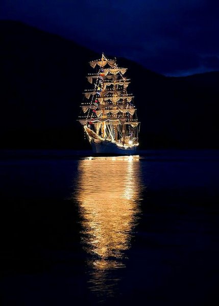 Корабль в море