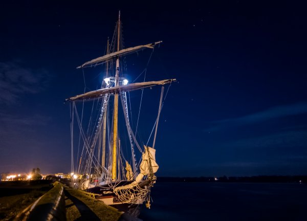 Корабль в ночном море