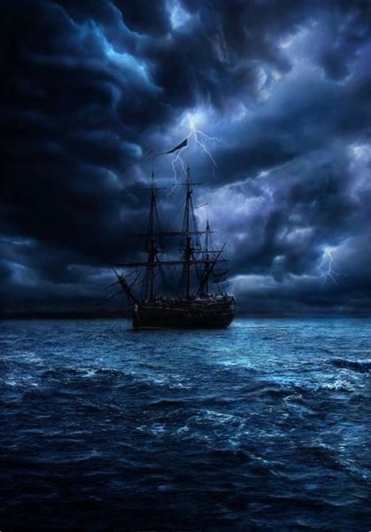 Корабль в море ночью