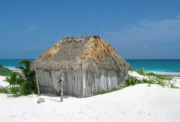 Хижина на берегу моря