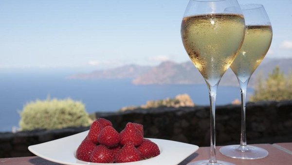 Шампанское с видом на море