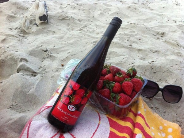 Шампанское с клубникой на берегу моря