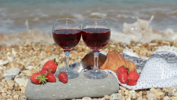 Фрукты шампанское на берегу моря