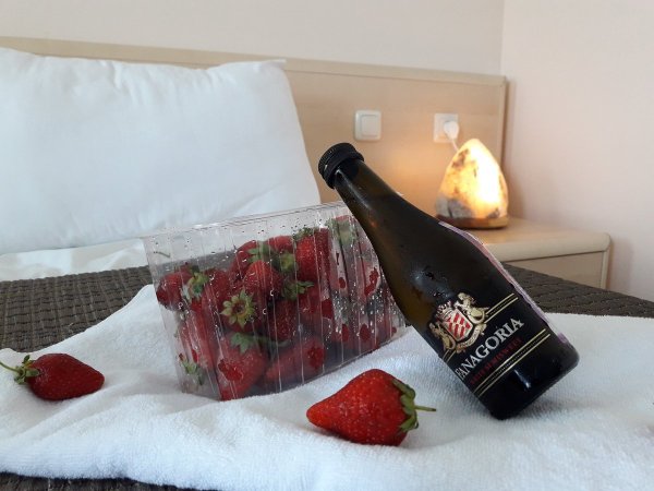 Море шампанское клубника