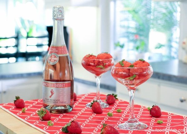 Розовое шампанское с клубникой