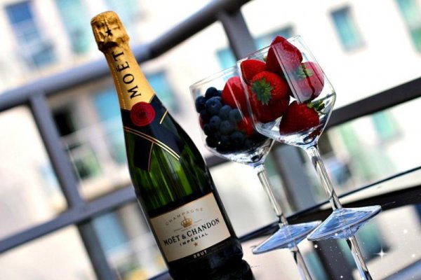 Цветы шампанское клубника