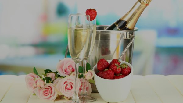 Шампанское с клубникой