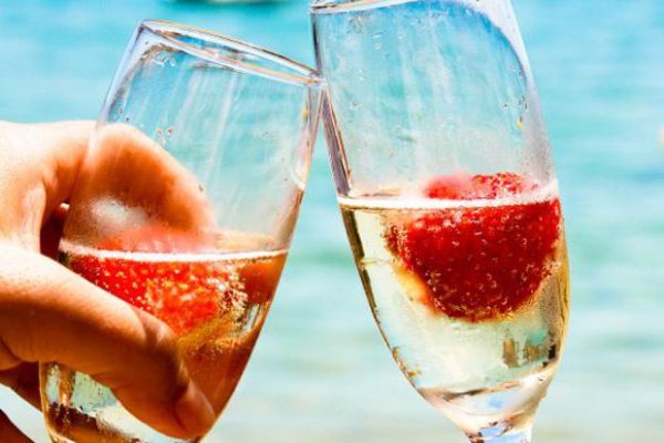 Море шампанское клубника бокалы