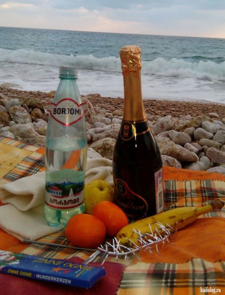 Шампанское на берегу моря