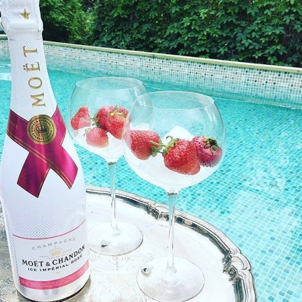 Шампанское с клубникой