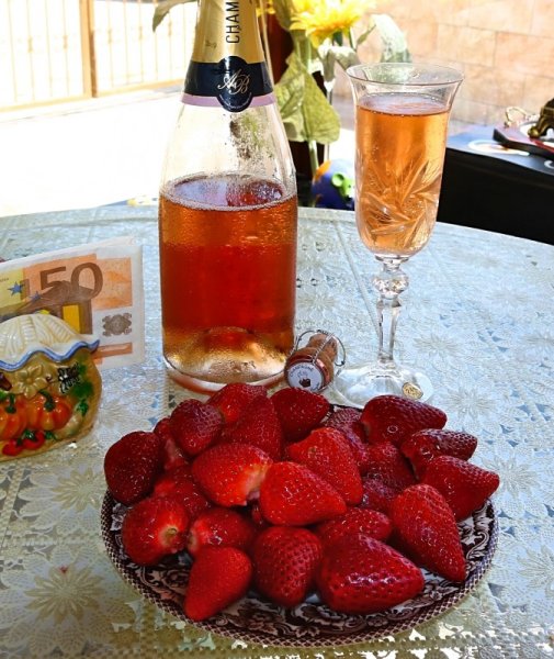 Шампанское с клубникой