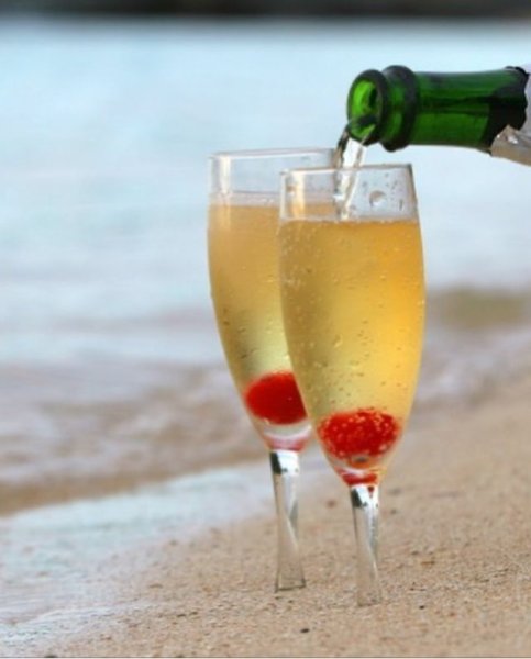 Шампанское и море