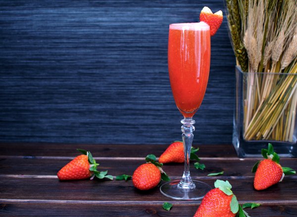 Бокал шампанского на берегу моря