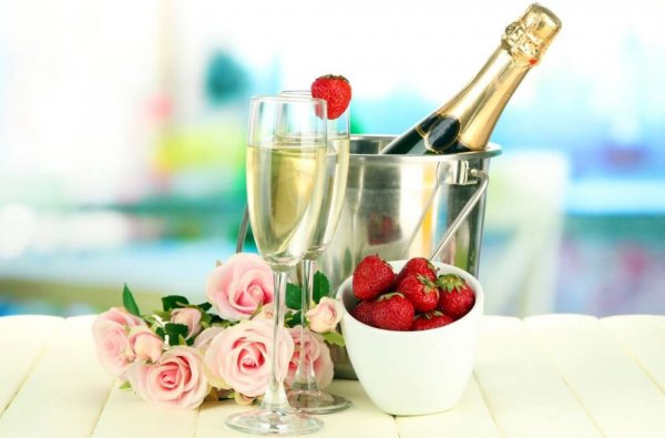 Шампанское с клубникой