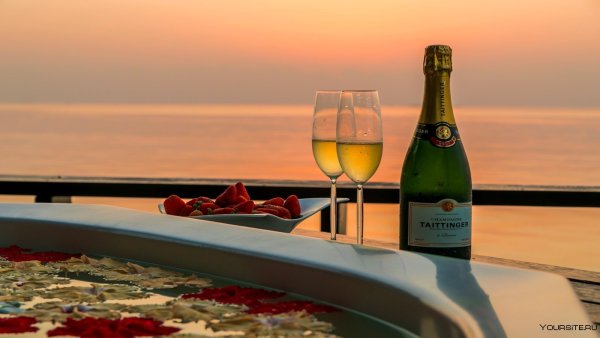 Шампанское с клубникой