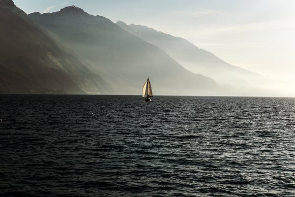 Море парусник горы