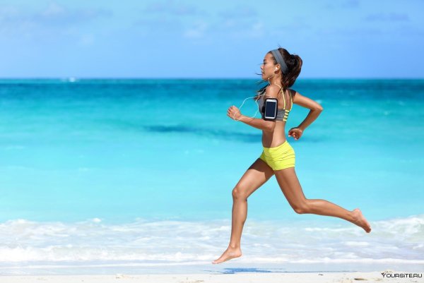 Девушка бежит на пляже
