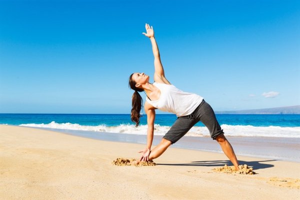 Йога на берегу моря