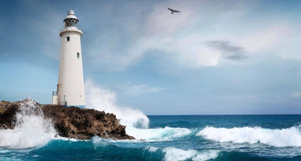 Маяк и волны