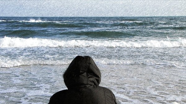 В капюшоне у моря
