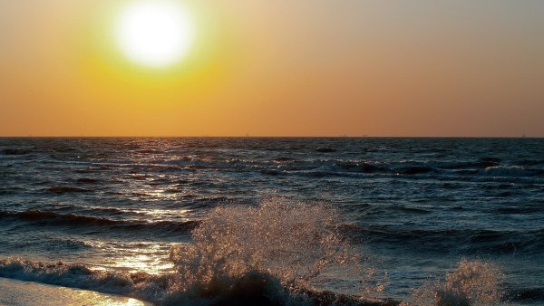 Красивый Восход на море
