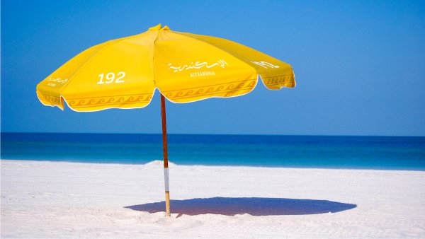 Зонтик на пляже крупным планом