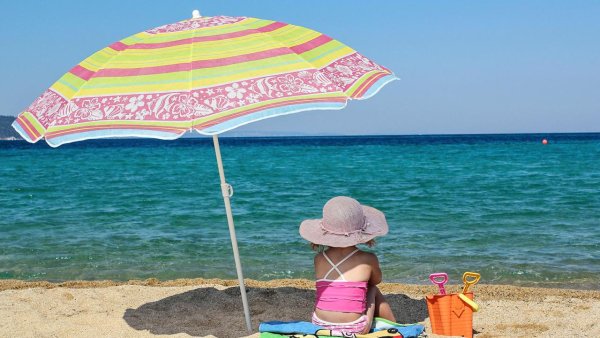 Летний зонтик на пляж