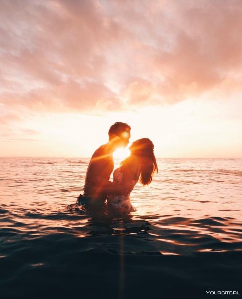 Поцелуй на берегу моря